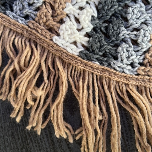 Woman’s Gorgeous Crocheted Poncho - New - Picture 5 of 7